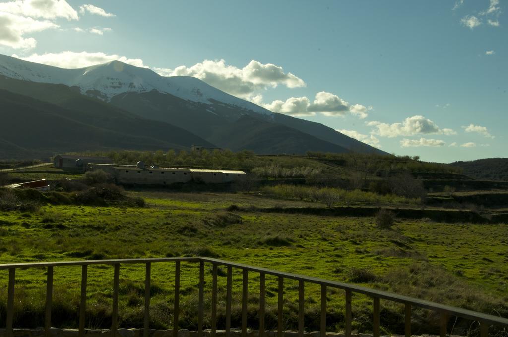 Hotel El Comendador Anon Añón Bagian luar foto