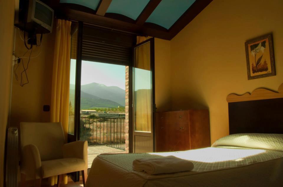 Hotel El Comendador Anon Añón Bagian luar foto